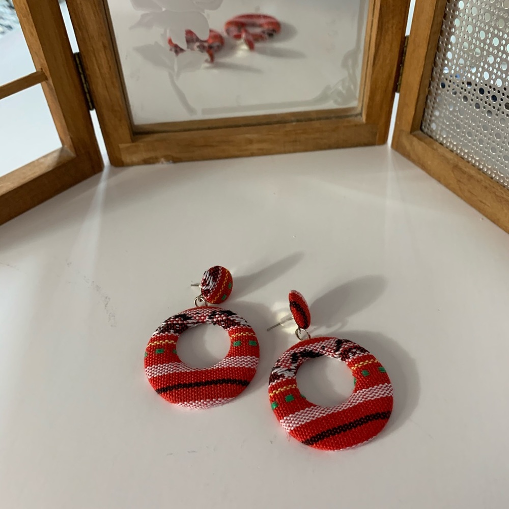 Aztec Dangle Earrings      NWT